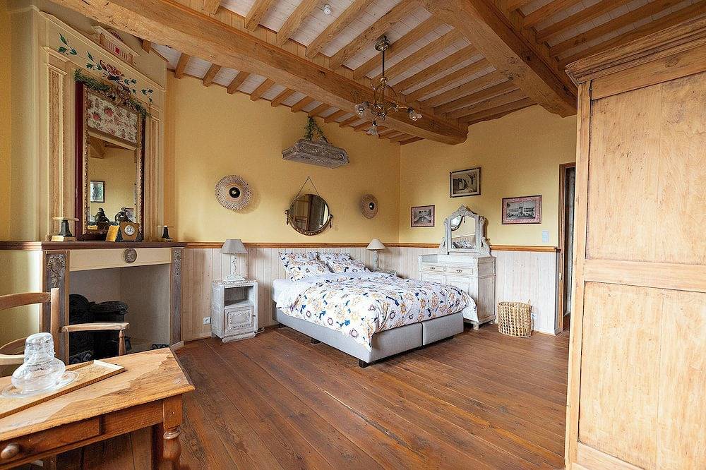 Oasis of peace and comfort. 14th-century maison de maître with swimming pool. in Laparade, Región de Marmande