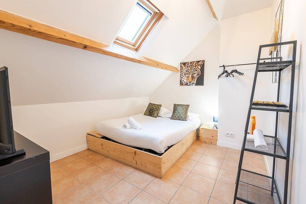 Entire apartment, Savane-Room with shared bathroom in Tours, Tours region