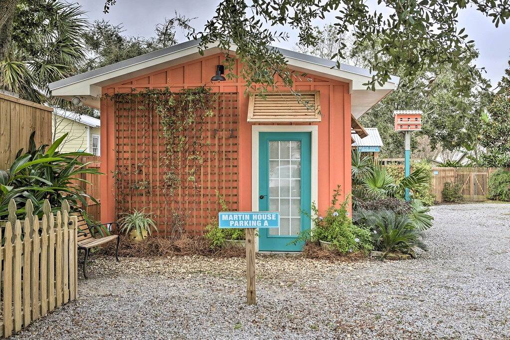 Ganze Wohnung, Neu! Gehen Sie zum Strand von Chic Old Town Apt w / Yard! in Bay St. Louis, Mississippi Gulf Coast