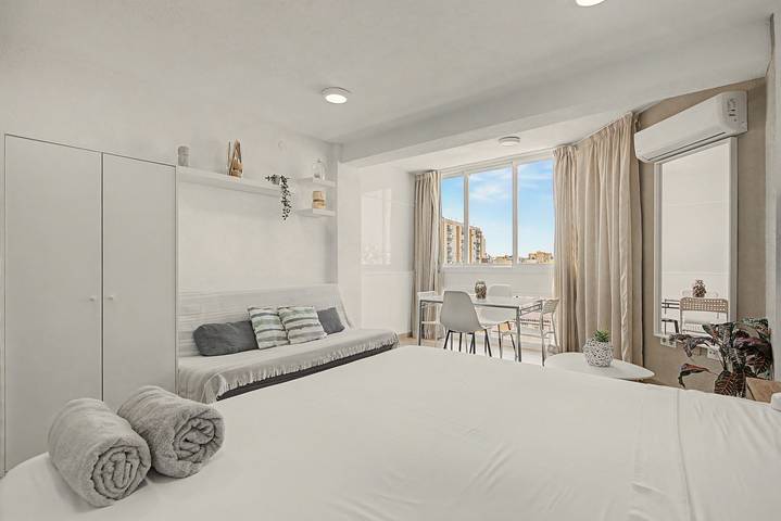 Gehele studio, Studio-appartement 'Sol Y Breeze' met zeezicht, Wi-Fi en airconditioning in Torre del Mar, Vélez-Málaga