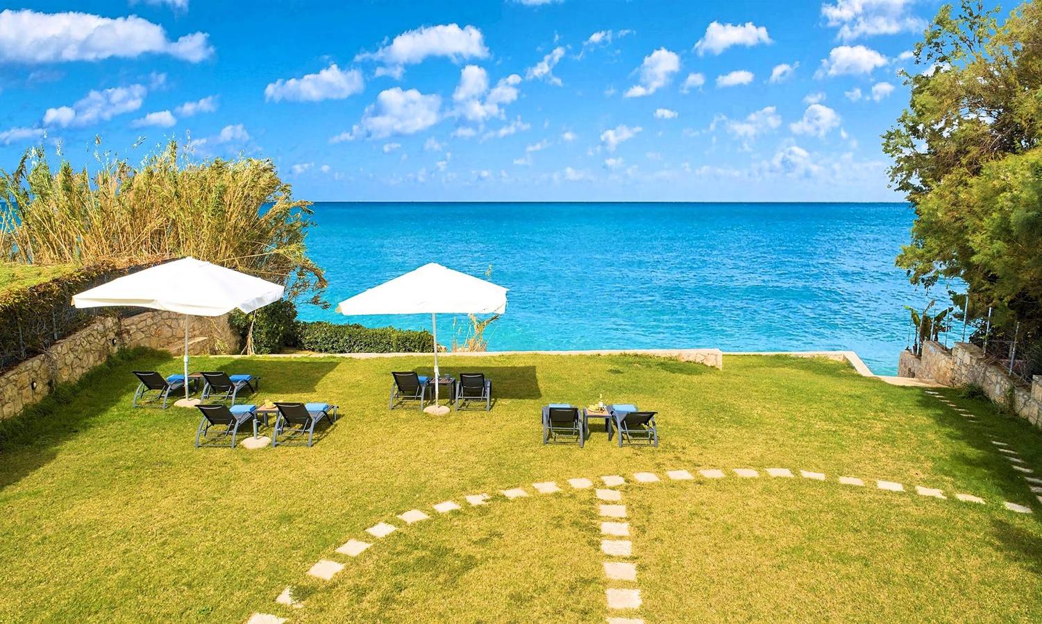 Spacious Seaside Villa with Pool, Garden and Direct Sea Access in Ψαρού, Αλυκές