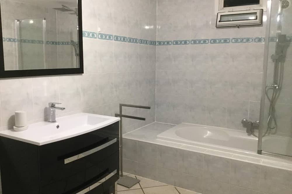 Apartamento entero, Apartamento F3 villa planta baja amueblado in Borgo, Región de Bastia