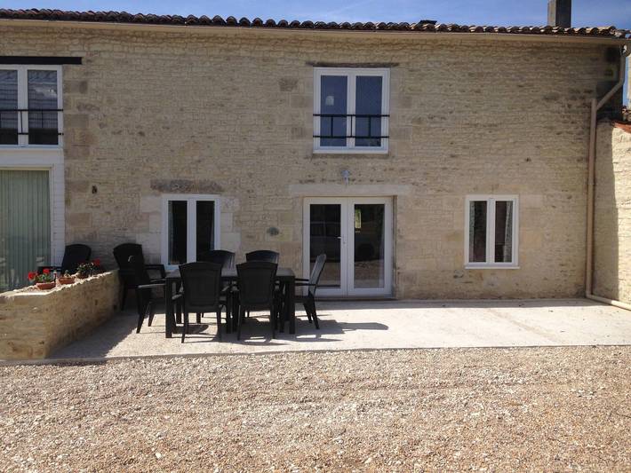 Location de vacances pour 8 personnes, avec terrasse et jardin à Dœuil-sur-le-Mignon