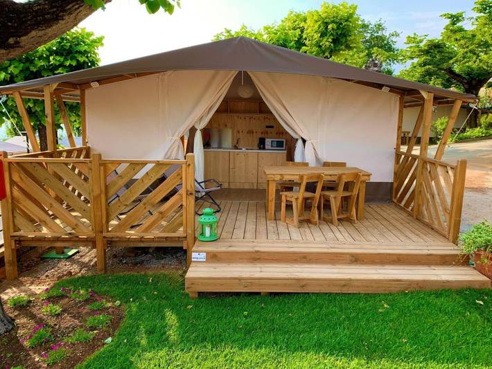 Camping voor 5 personen, with terras and tuin as well as sauna and zwembad in Lombardije