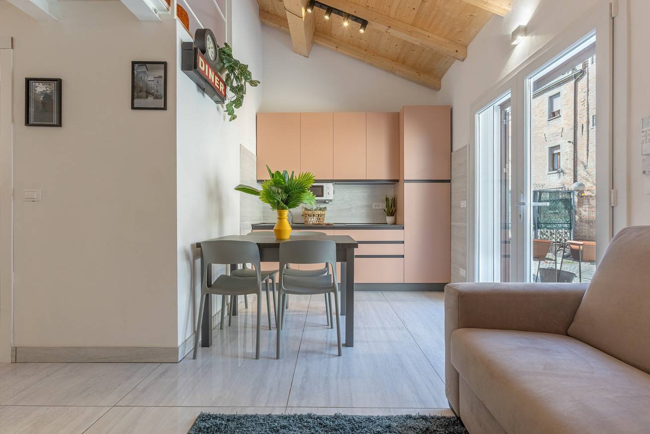 Apartamento entero, Guesthost - Bright Apartment with Patio & Parking in Ferrara, Provincia de Ferrara