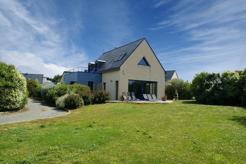 Seaside Villa with Pool in Moëlan in Moëlan-sur-Mer, Côte de Cornouaille