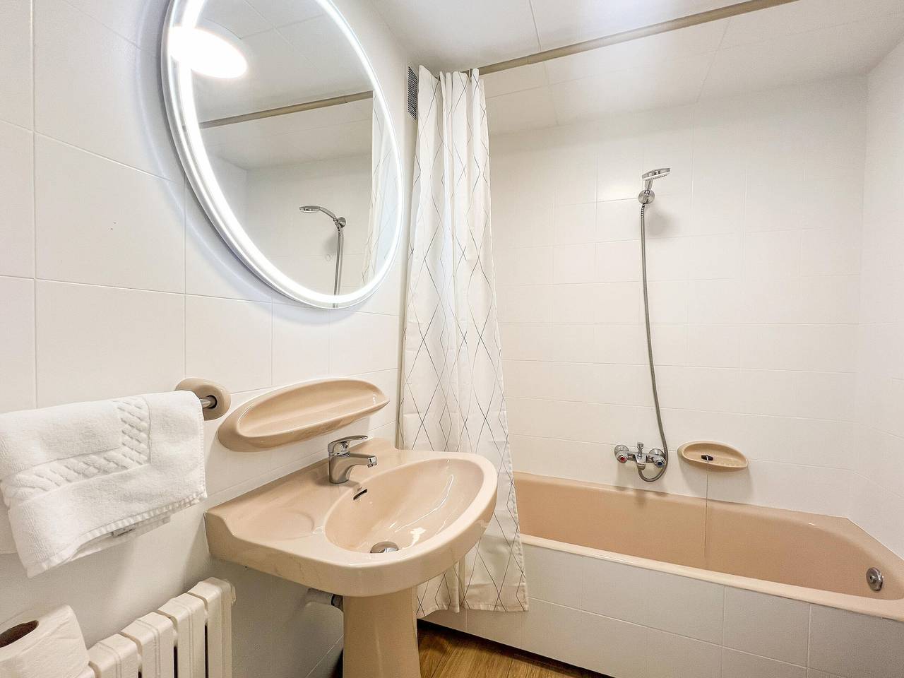 Entire apartment, Modern Comfort in Escaldes-Engordany, 3 Bedrooms, Parking in Grandvalira