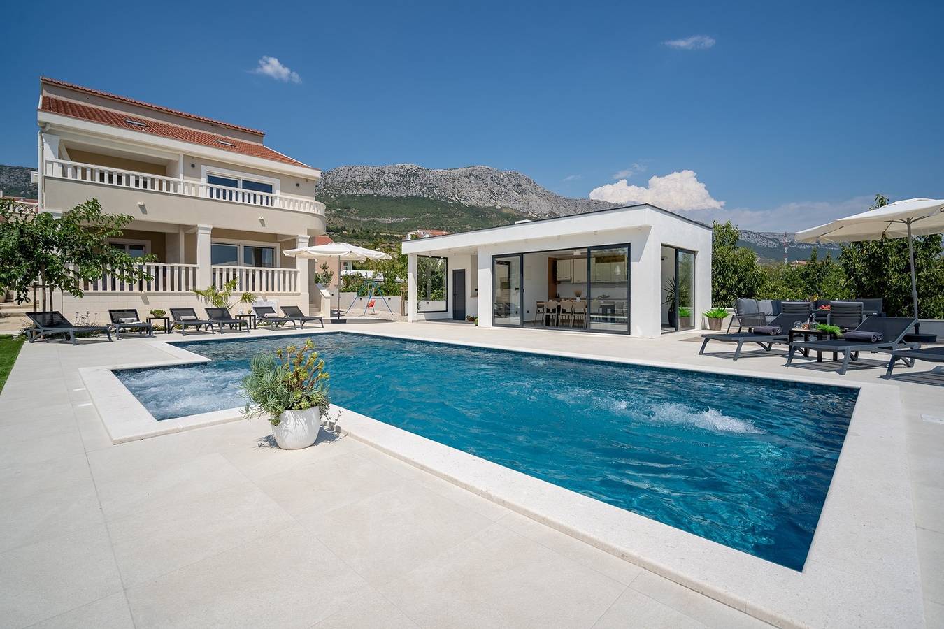 Villa Marisa with 51sqm pool, 5 bedrooms, gym in Kastel Kambelovac, Kaštela