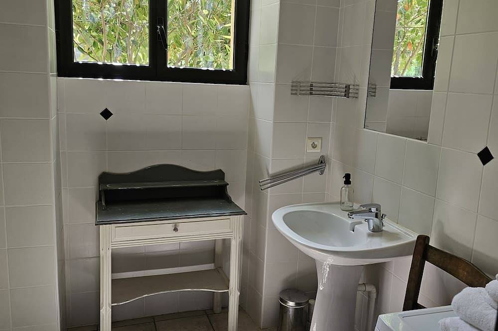 Gîte-Baño privado-Ruisseau/Creek in Saint-Geniez-d'Olt-et-d'Aubrac, Parc naturel régional de l'Aubrac