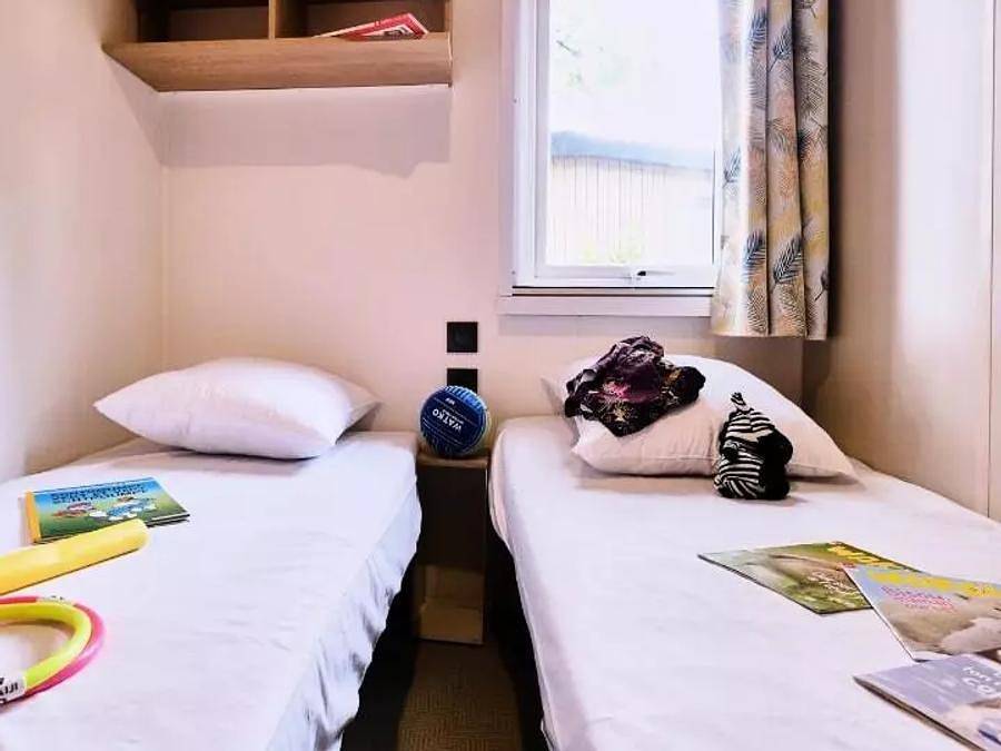 Camping Domaine des Chênes Blancs Pausado - Mobilhome 6 personas - Premium 4 Habitaciones 6 Personas Aire Acondicionado + Tv in Saint-Saturnin-lès-Apt, Parque natural regional del Luberon