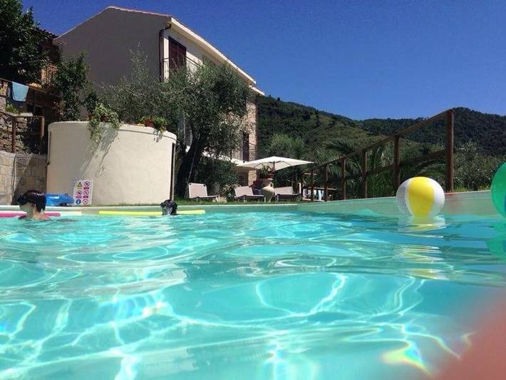Location de vacances pour 9 personnes, avec Balcon et Terrasse ainsi que Jardin et Piscine à Perinaldo