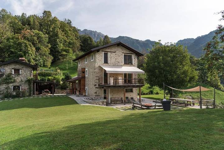 Casa vacanza per 2 persone, con panorama e sauna nonché giardino in La Valsàssina