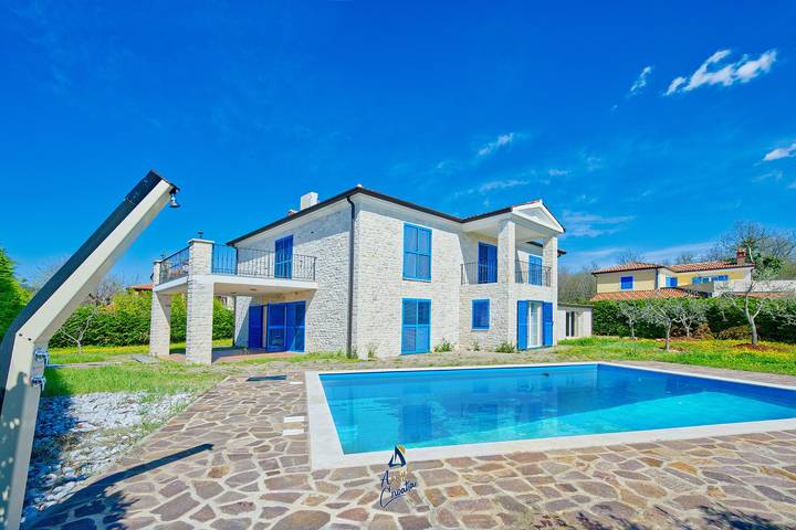 Ferienhaus für 9 Personen, mit Balkon und Terrasse sowie Garten und Pool in Vilanija
