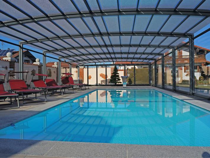 Ferienwohnung für 4 Personen, mit Sauna und Garten sowie Terrasse und Pool, mit Haustier in Übersee