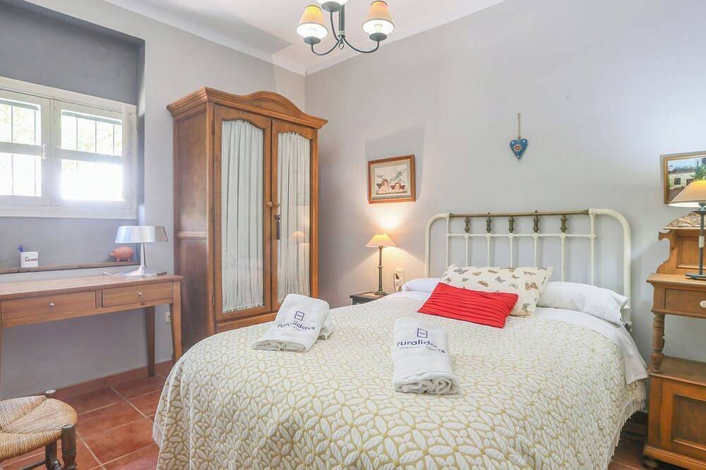 Finca El Olivo Llorón Montilla by Ruralidays in Montilla, Córdoba Province