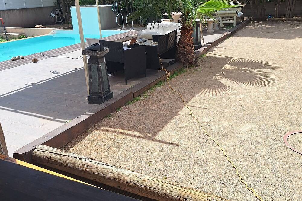 Bel Abri Patio Cuisine d été Jeux de Boules Piscine Baby Foot Parking lit Bébé in La Valette-du-Var, Toulon region