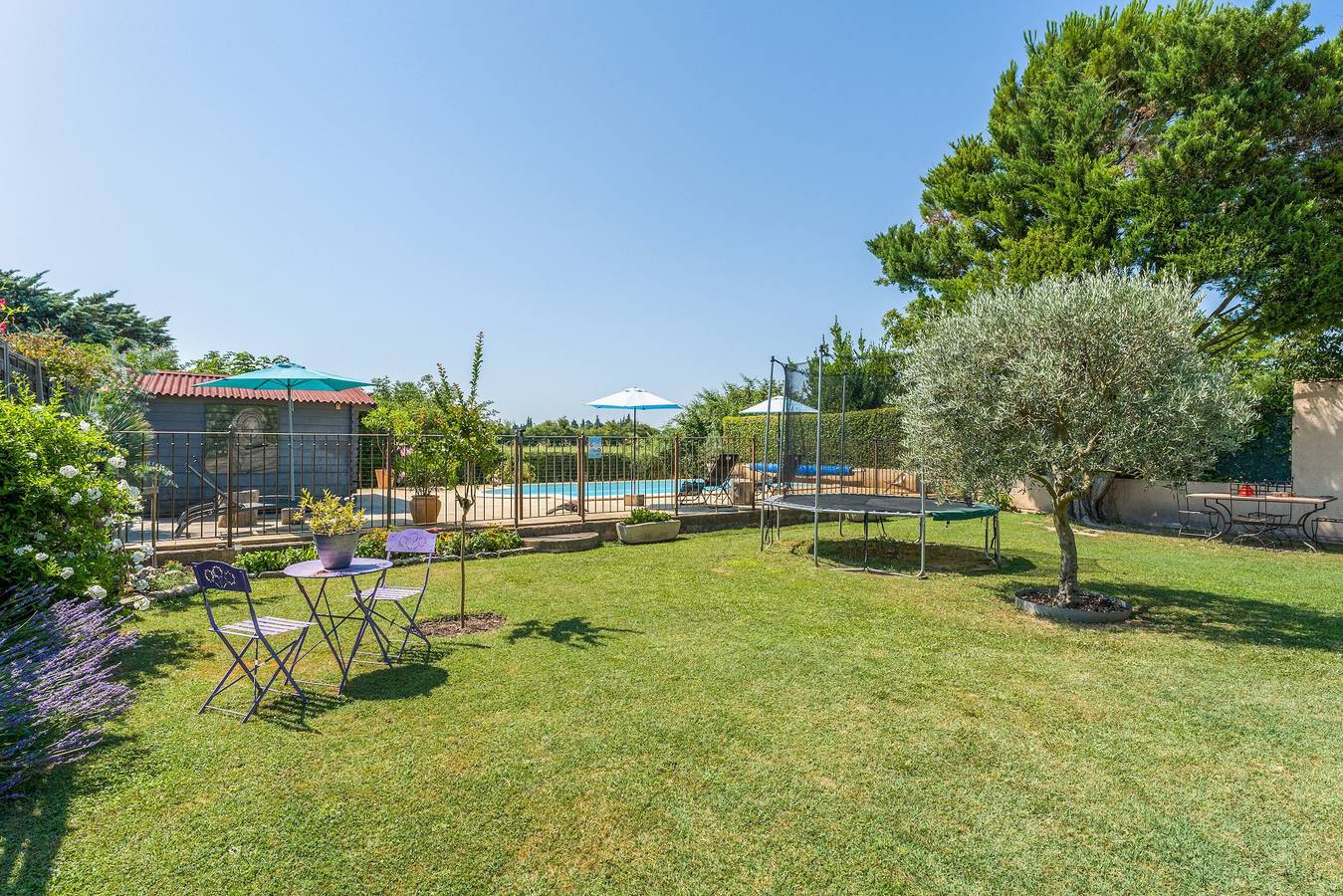 Bed & Breakfast 'Fleur De Garance' mit Gemeinschaftspool, privater Terrasse und Wlan in Le Thor, Vaucluse