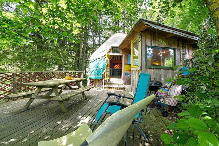 Appartement entier, Yourte kirghize dans la forêt – accueil paysan in Prébois, Isère