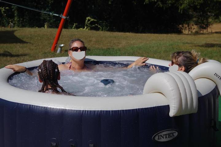 Camping pour 4 personnes, avec Jacuzzi et Terrasse ainsi que Jardin et Piscine