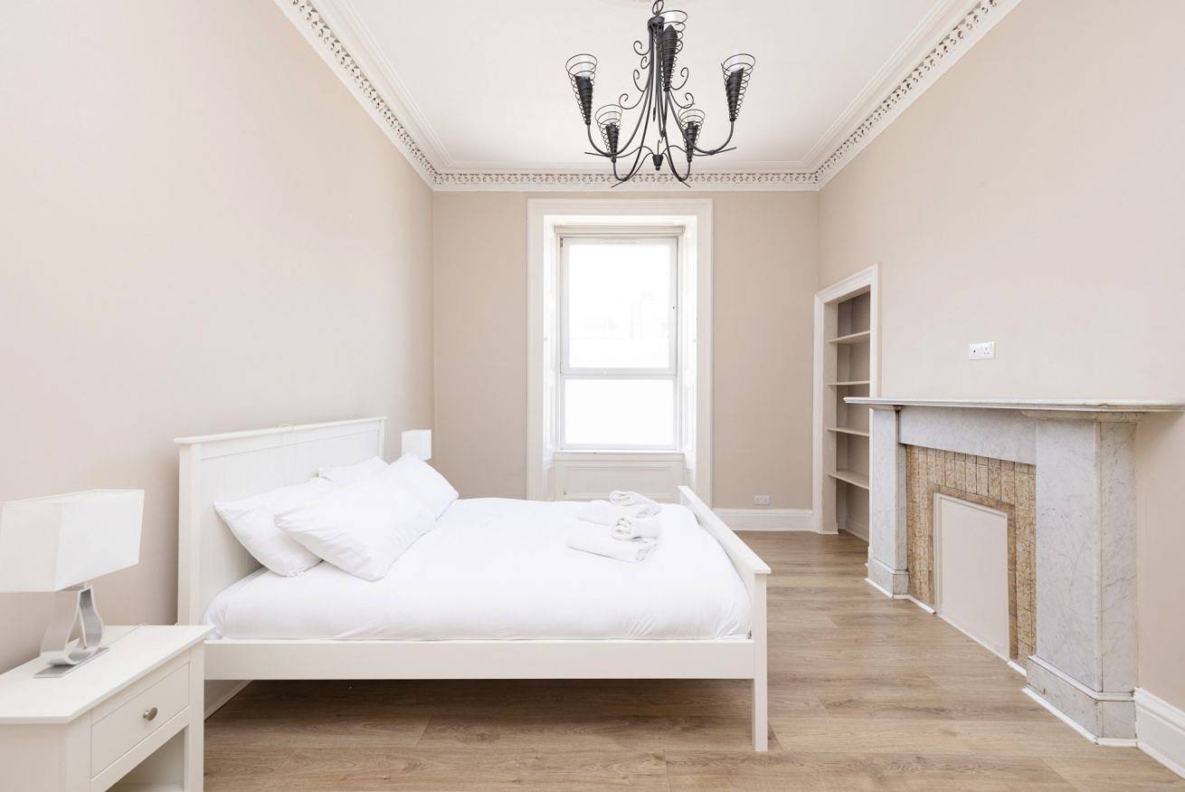 Entire apartment, Airy Apartment Close to Leith Links Park in Leith, Edinburgh