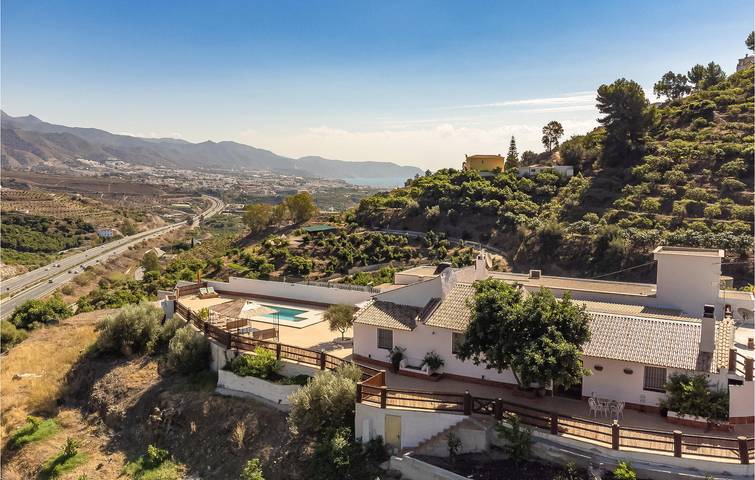 Ferienhaus für 9 Personen, mit Terrasse und Pool in Torrox