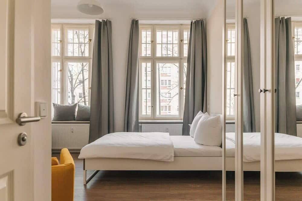 Ganze Wohnung, Frankfurter Allee Double Apartments by Sabine in Friedrichshain - Kreuzberg, Berlin