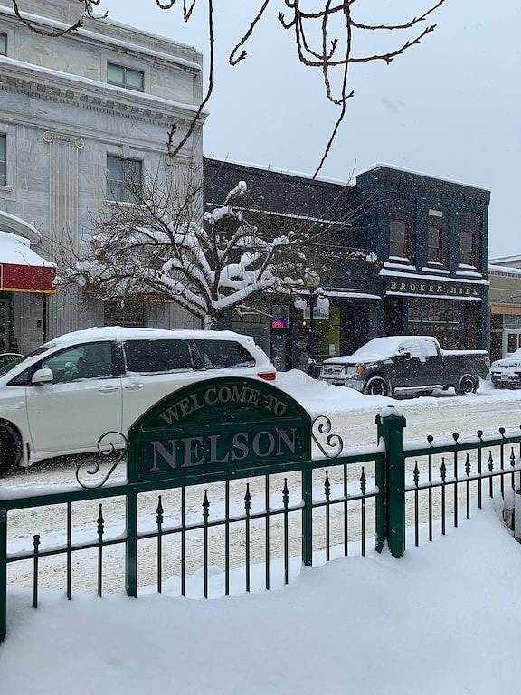 Ganze Wohnung, Baker Street Central - Balkon mit herrlichem Blick auf die Straße in Nelson, Whitewater Ski Resort