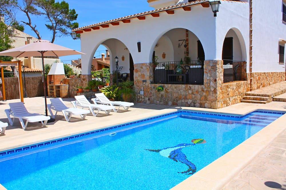 Bonita casa en un gran terreno con piscina para 6 personas, 1 minuto de la playa in Cala Llombards, Santanyí