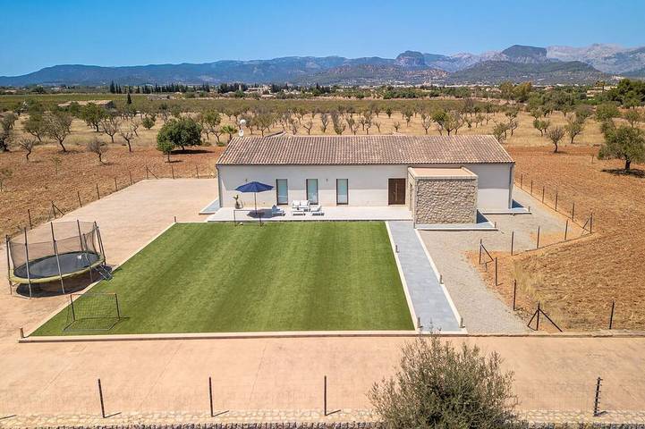 Avantgardistische 3-Schlafzimmer-Villa mit Pool, Garten und 20 Minuten vom Strand entfernt in Biniagual, Binissalem