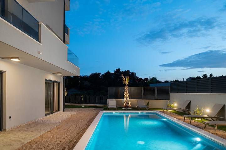 Ferienhaus für 10 Personen, mit Balkon/Terrasse und Garten sowie Pool in Podstrana
