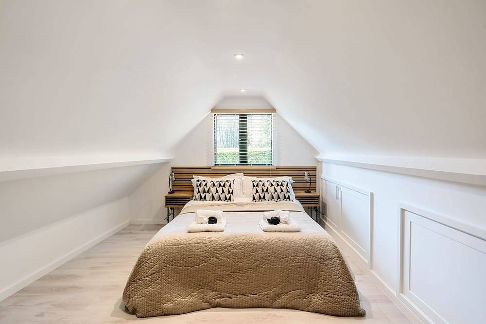 Cosy Barn with Private Sauna, King size & Ev Charger in Surrey