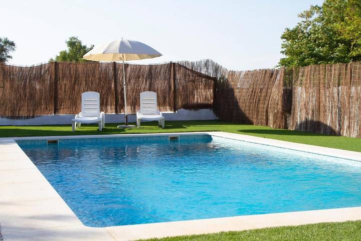 Casa rural para 16 personas, con jardín y vistas además de piscina y terraza, Se admiten mascotas en Arcos de la Frontera