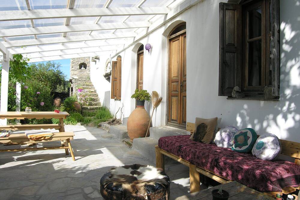 Altes Bauernhaus, geräumige offene Küche, ein Zimmer mit zwei Einzelbetten und ein Schlafzimmer mit einem Doppelbett im Schuppen neben dem Haus; Badezimmer mit Wc und Dusche in Ikaria
