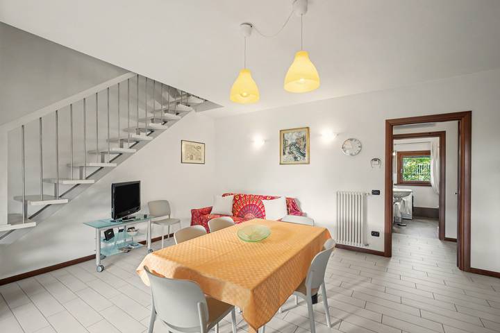 Appartamento intero, Appartamento 'Casa Vacanze Da Ricky App 6' con piscina condivisa, Wi-Fi e aria condizionata in Peschiera del Garda, Prealpi Gardesane