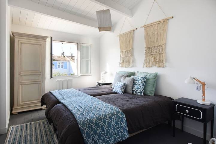 Maison Rose, La Couarde s/ mer, rénovée, en plein coeur de l île de ré ! in La Couarde-sur-Mer, Ile de Re