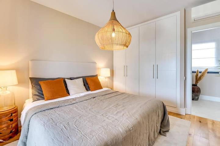 Top Renovierte 4-Zimmer Luxusvilla - Golf Frontlinie in El Paraiso Golf Estepona, Benahavís