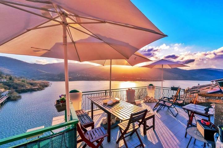 Location de vacances pour 6 personnes, avec Balcon et Terrasse ainsi que Vue sur le lac et Vue à Castel di Tora