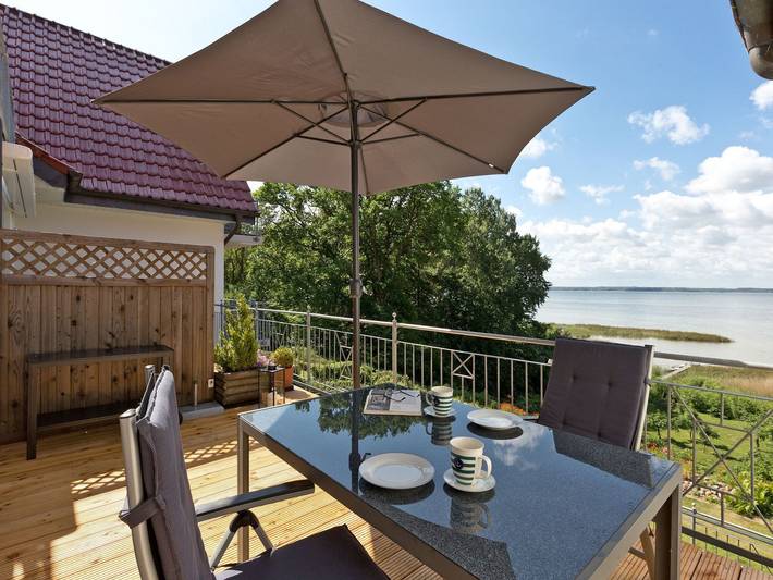 Ferienwohnung für 2 Personen, mit Seeblick und Balkon/Terrasse sowie Balkon, kinderfreundlich in Waren (Müritz)