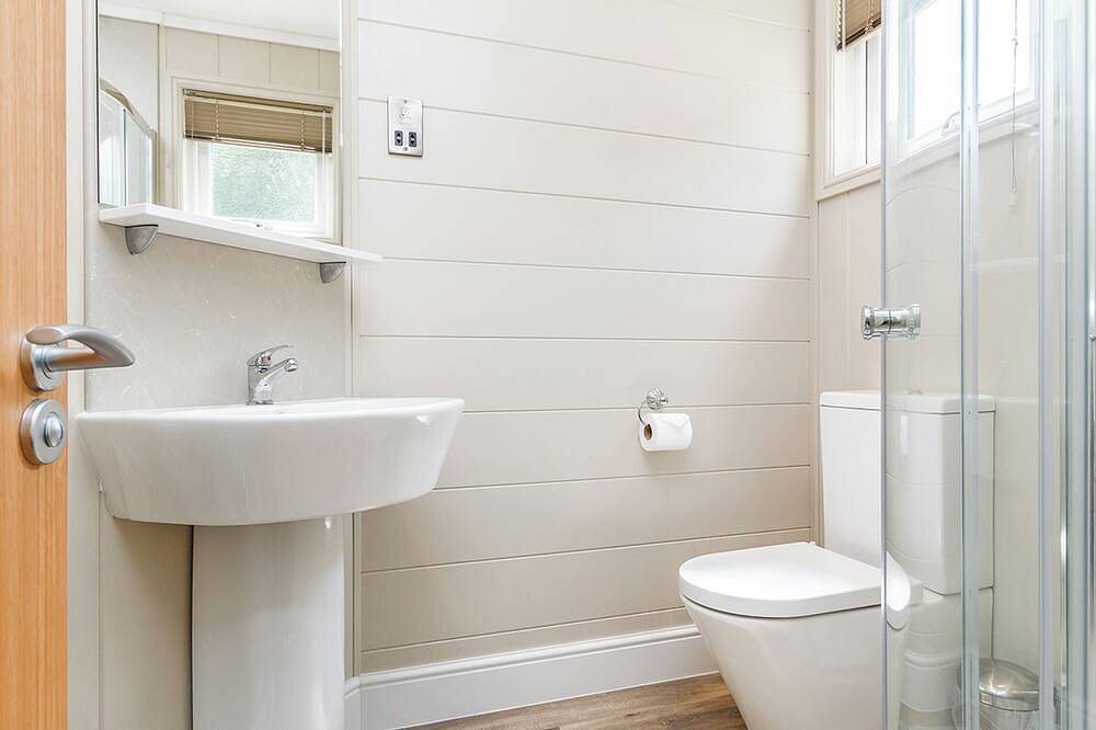 Luxurious lodge with one king-size double, with en suite shower and one twin. in Bath, Bath & North East Somerset