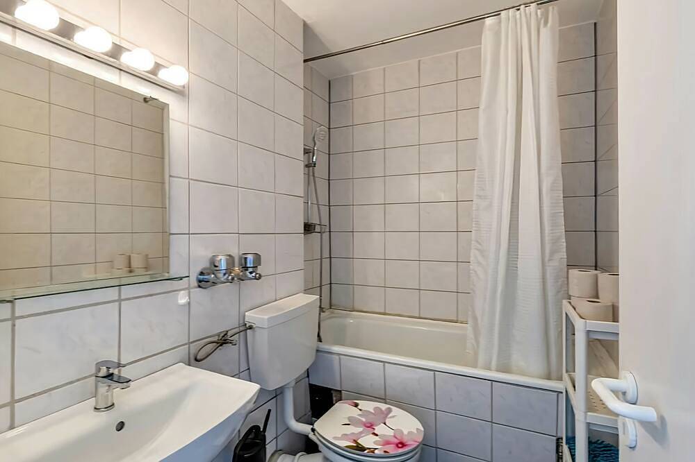 Ganze Wohnung, Stunning 1-Bed Apartment in Neuss in Neuss, Düsseldorf und Umgebung
