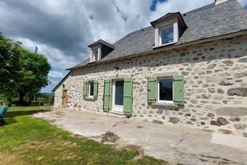 Gîte pour 8 personnes, avec vue sur le lac ainsi que jardin et vue à Champs-sur-Tarentaine-Marchal