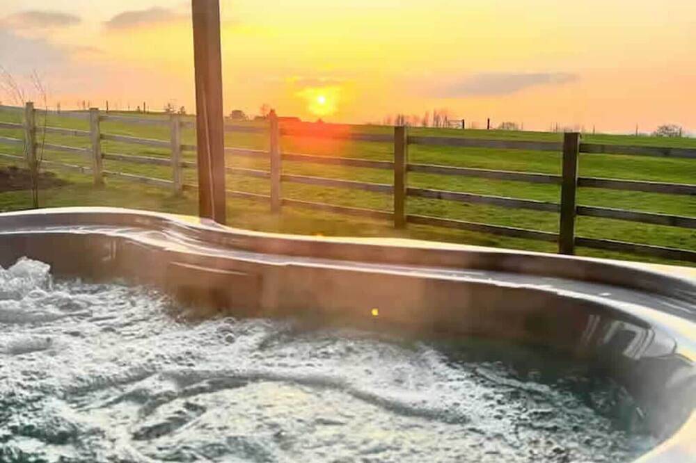 The Fuller's Shed All Weather Couples Rural Retreat with Private Hot tub in Hinckley and Bosworth, Heart of England