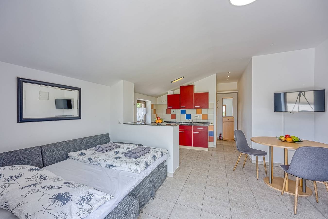 Ganze Wohnung, Studio A2 with Balcony in Ladrovići, Zbandaj