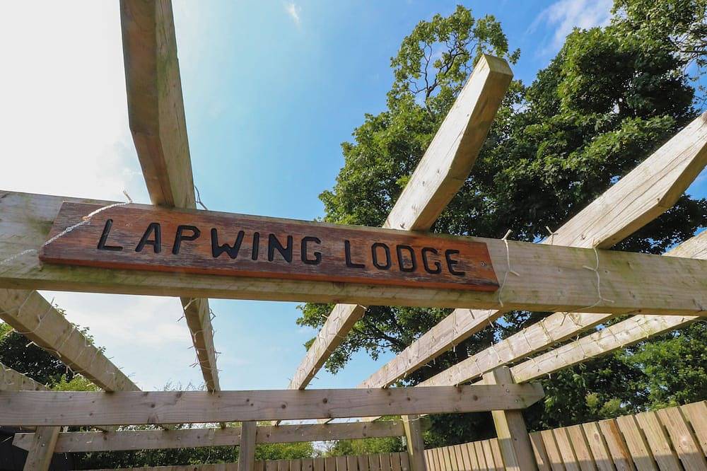 Lapwing Lodge, romantic, with hot tub in Lancaster in Lancashire