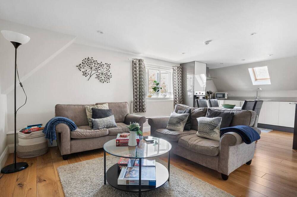 Entire apartment, Modern 2 bedroom flat in heart of village with parking & kitchen in Brockenhurst, Hampshire