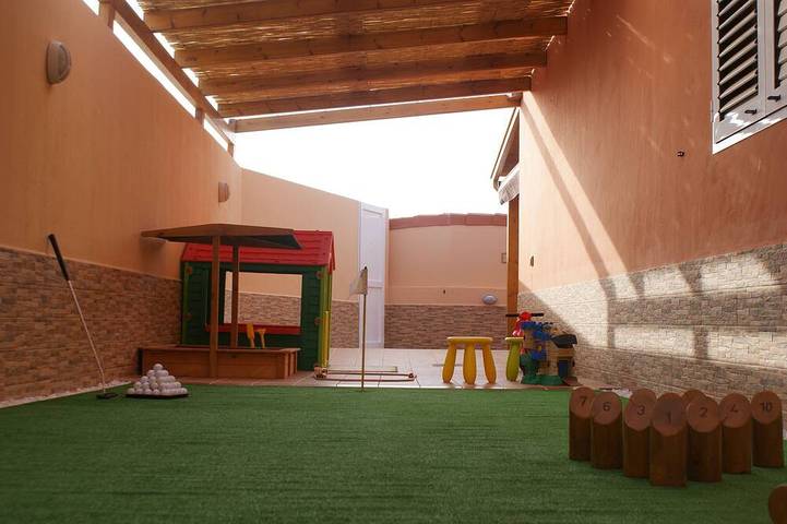 Villa de 4 dormitorios en la ciudad, piscina de 10 m con tobogán para niños, valla de seguridad, barbacoa, salones al aire libre in Caleta de Fuste, Antigua