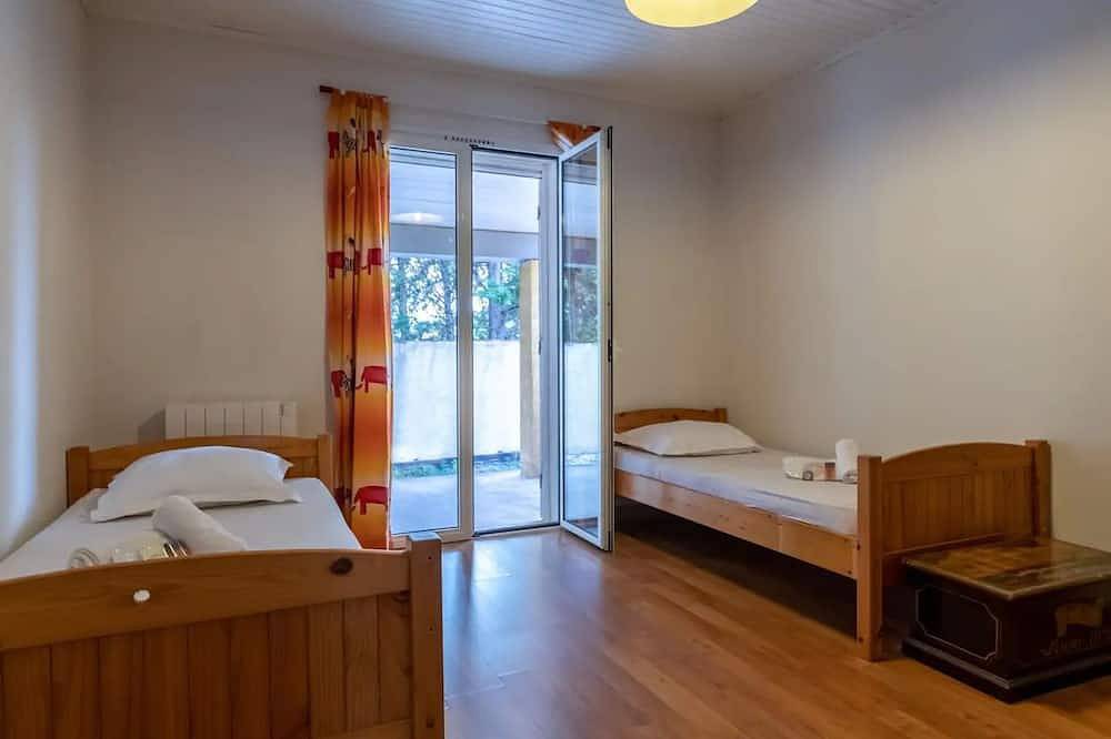 Provencal house with swimming pool in the heart of the Comtat Venaissin Velleron in Velleron, Vaucluse