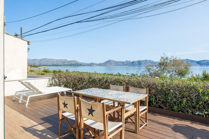 Apartamento inteiro, Apartamento 'Sa Marina Beach House' com vista para o mar, Wi-Fi e ar condicionado in Alcúdia, Costa de Maiorca
