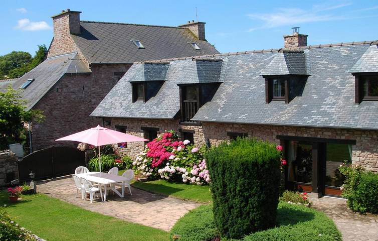 Location de vacances pour 4 personnes, avec terrasse et jardin, animaux acceptés à Pléhédel