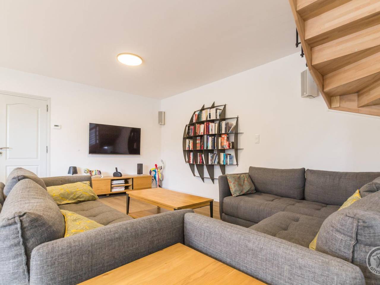 Spacious 5-bedroom countryside house, pet-friendly, parking, internet included, near Mont St-Michel in Saint-Laurent-de-Terregatte, Avranches region